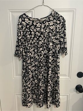 old navy black and white dress Maxi Striped Open Leg Size XS & neck spaghetti straps asymmetrical hem fitted at top with a flared skirt hits at calf models are approx Old Navy Floral-Print V-Neck Long-Sleeve